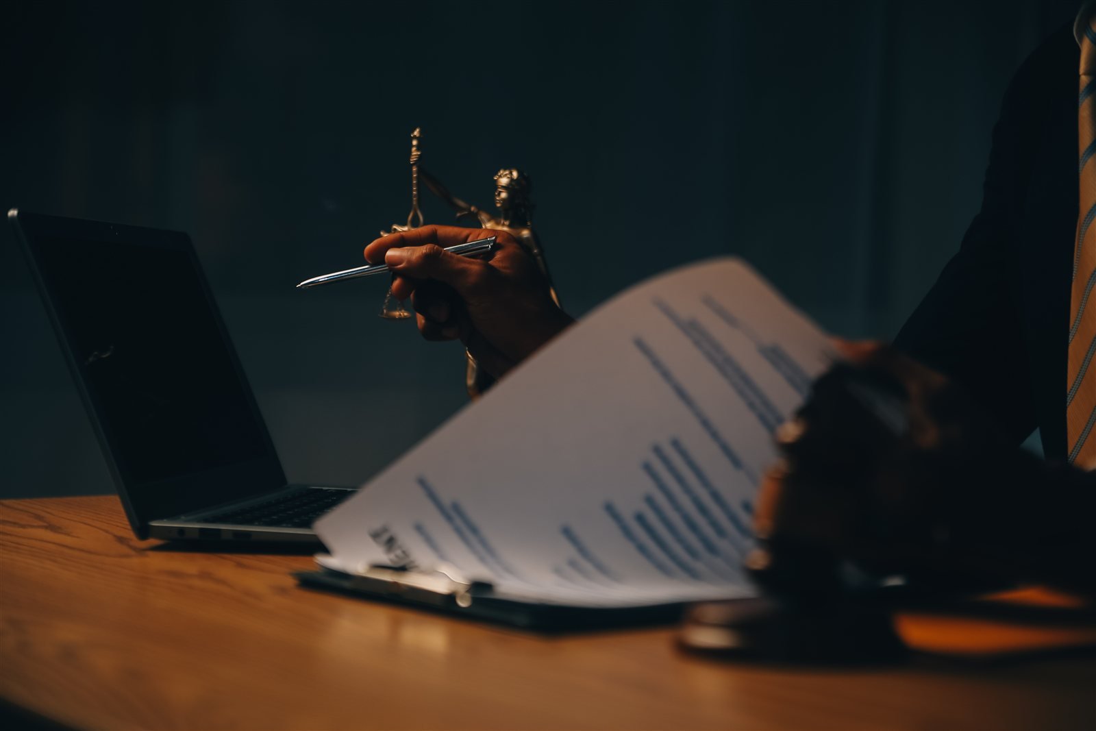 Análise de documentos e contratos